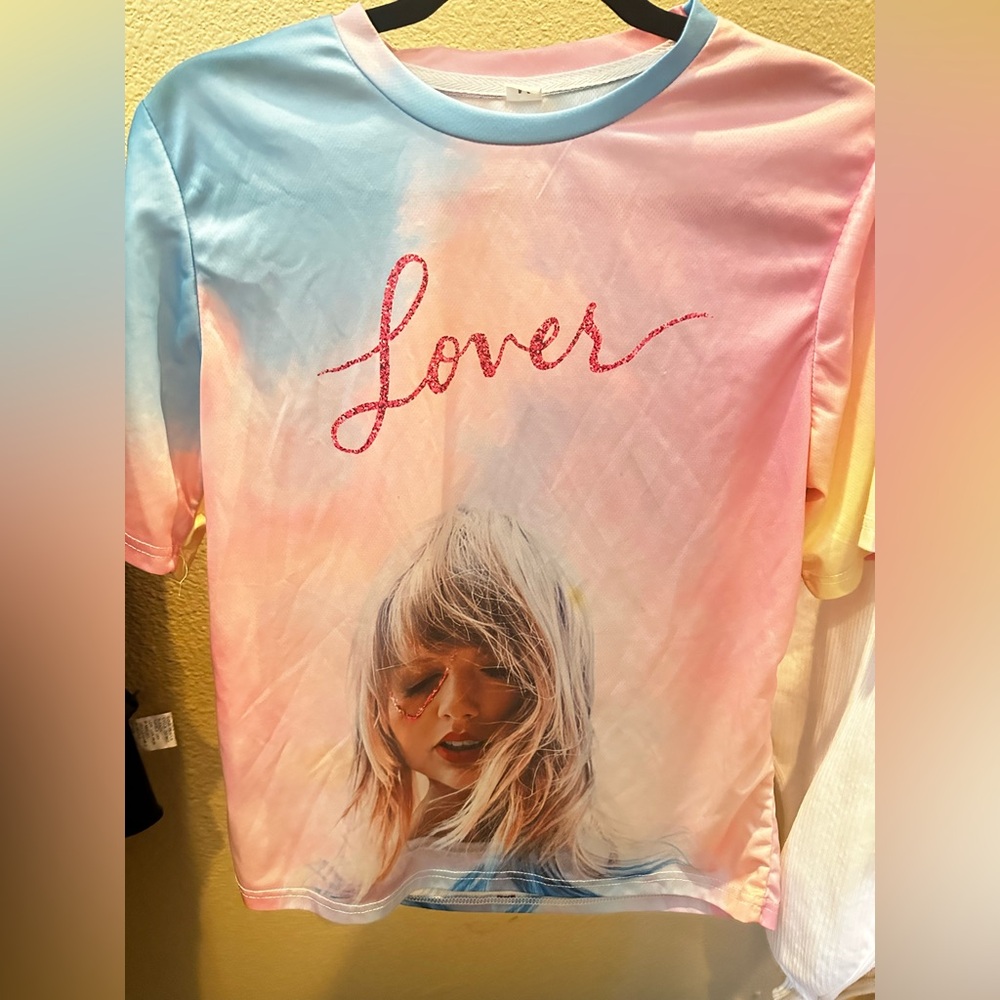 3pc Taylor Swift - T-shirt, (2) Necklaces